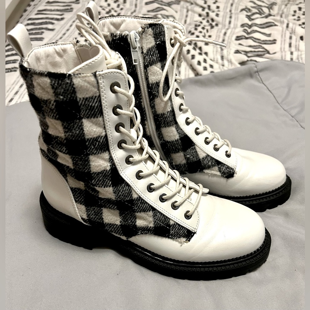 ROCK & CANDY White Quilted Plaid Lace-up Max Combat Boots.  Size 6 Kids